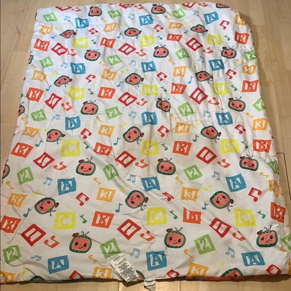 CoComelon reversible toddler 4 piece bed set - Picture 2 of 7